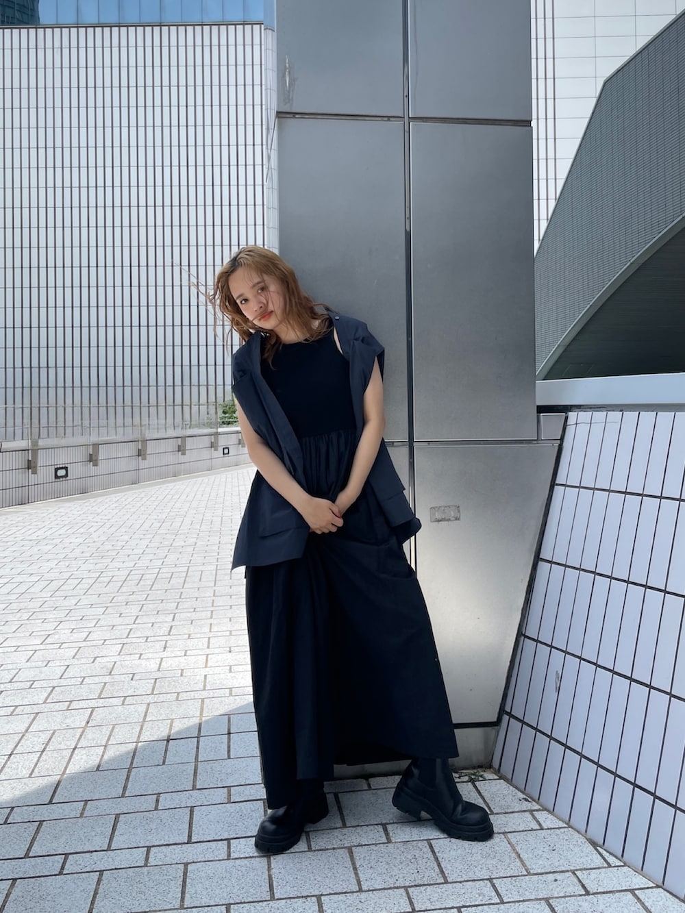 ブラック系のワンピース、グレー系のテーラードジャケットを着用したレディースの春コーディネートの5枚目の写真