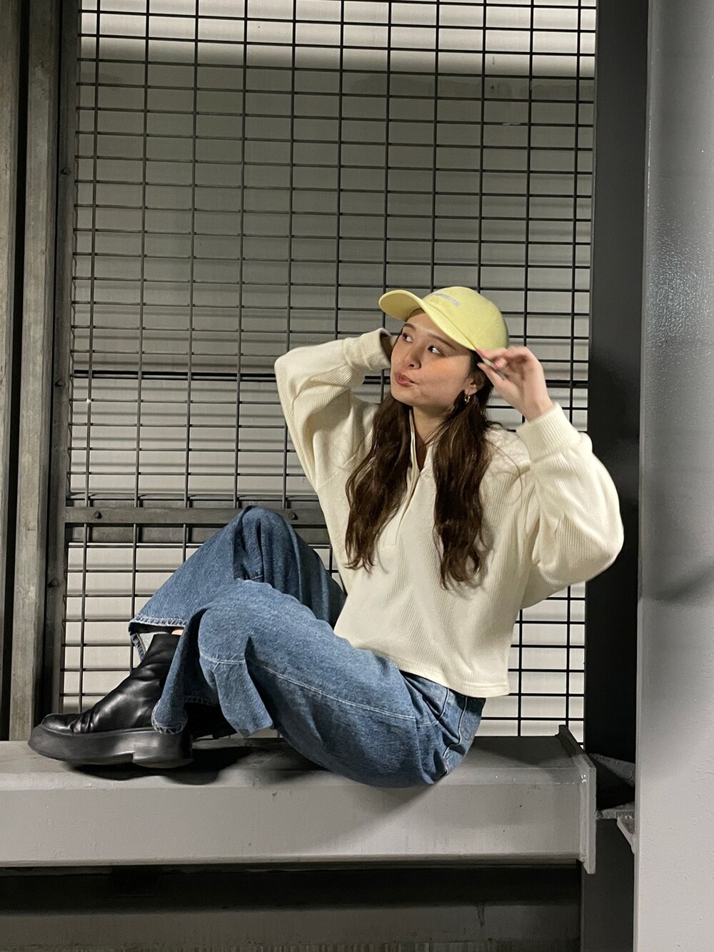 ホワイト系のTシャツ/カットソー、ブルー系のデニムパンツを着用したレディースの冬コーディネートの3枚目の写真