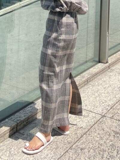 ホワイト系のサンダル、ブラック系のシャツ/ブラウス、ブラック系のワンピースを着用したレディースの夏コーディネートの6枚目の写真