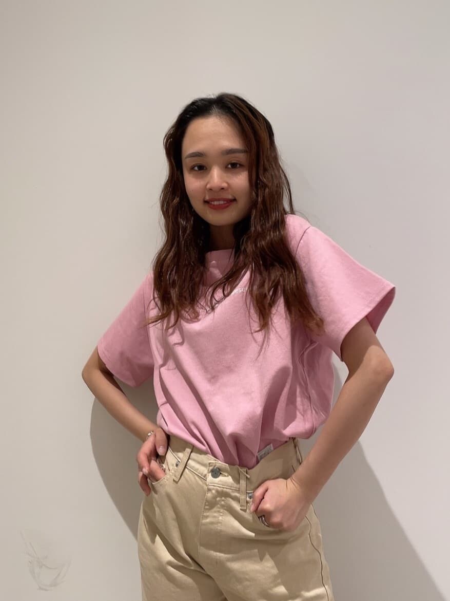 ホワイト系のデニムパンツ、ホワイト系のサンダル、ピンク系のTシャツ/カットソーを着用したレディースの春コーディネートの4枚目の写真