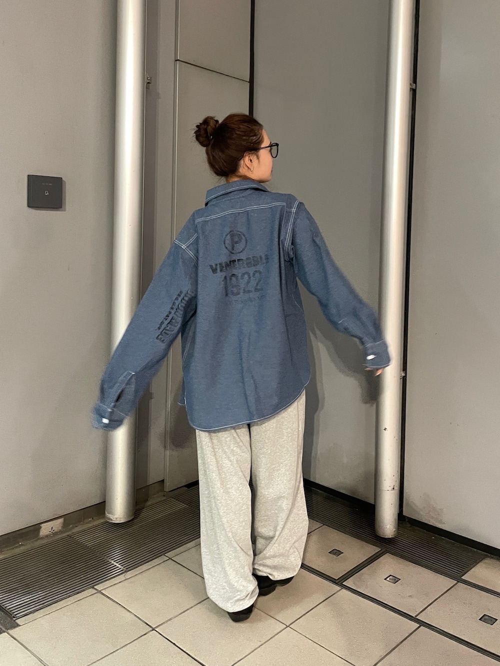 ブルー系のシャツ/ブラウス、グレー系のスウェットパンツを着用したレディースの春コーディネートの3枚目の写真