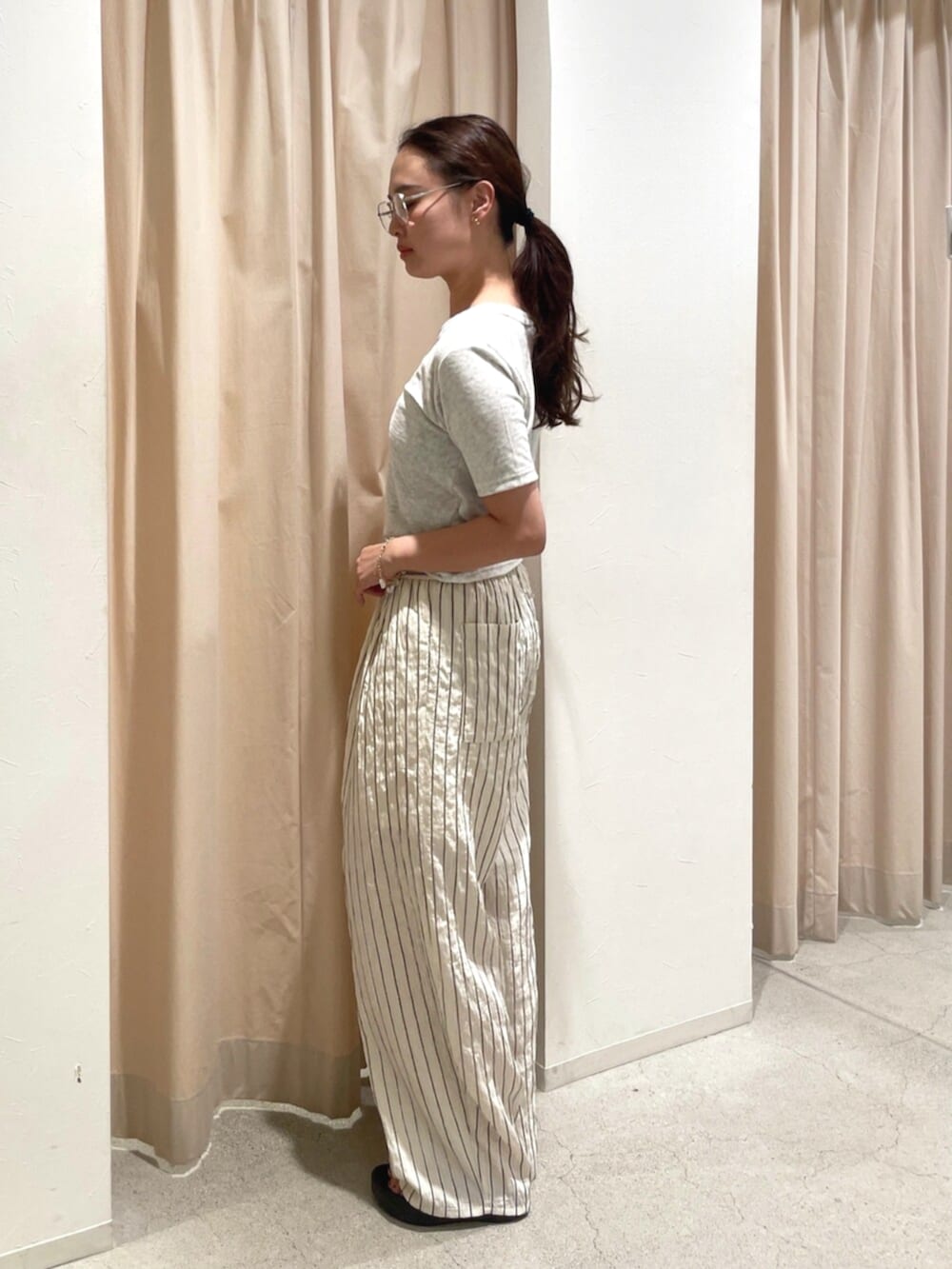 ホワイト系のその他パンツ、ホワイト系のTシャツ/カットソー、シルバー系のメガネを着用したレディースの夏コーディネートの2枚目の写真