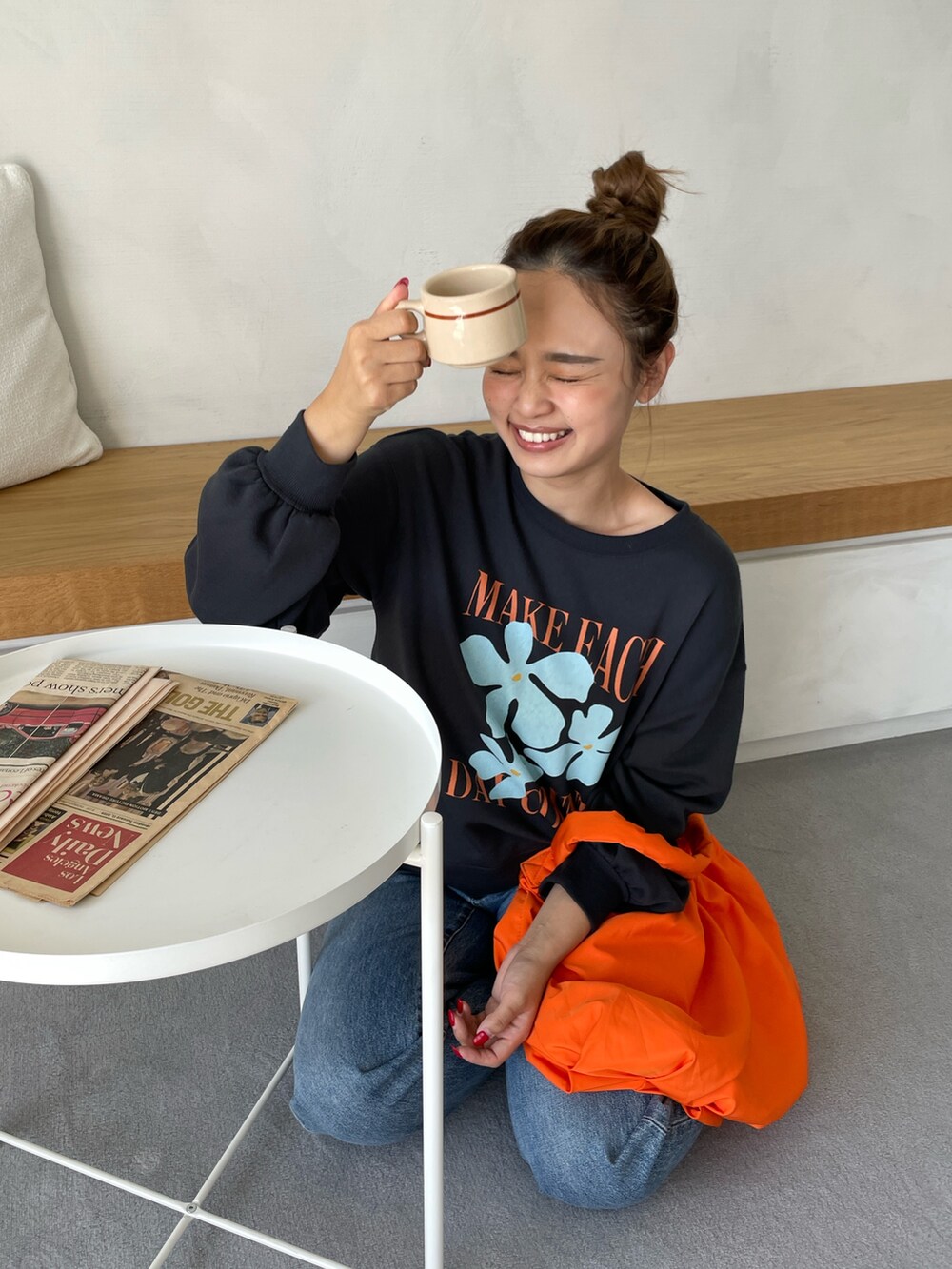 グレー系のスウェットを着用したレディースの秋コーディネートの3枚目の写真