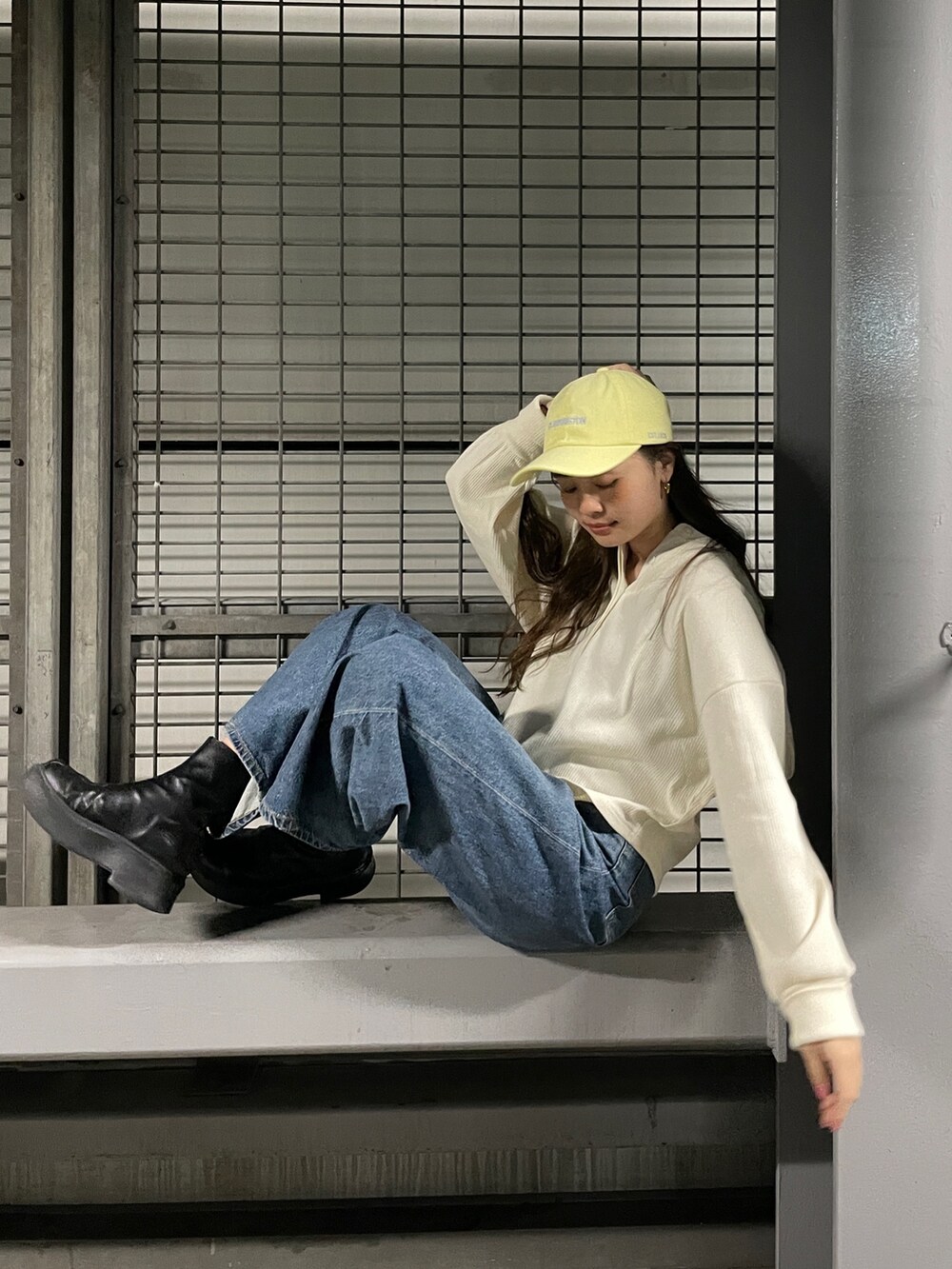 ホワイト系のTシャツ/カットソー、ブルー系のデニムパンツを着用したレディースの冬コーディネートの2枚目の写真