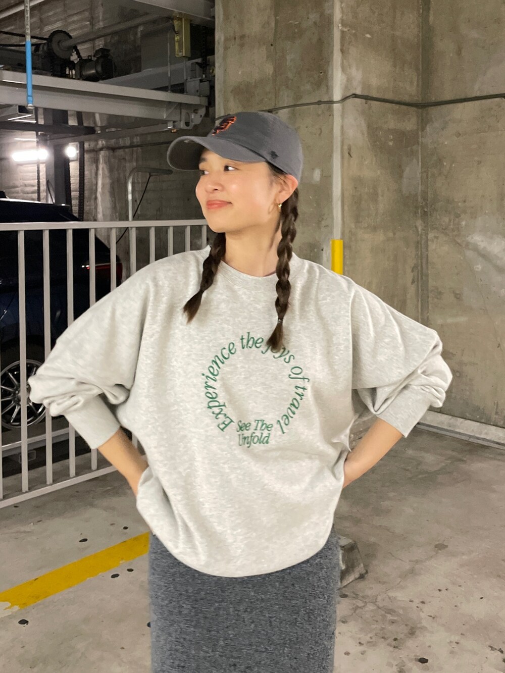 グレー系のスウェット、グレー系のスカートを着用したレディースの冬コーディネートの7枚目の写真