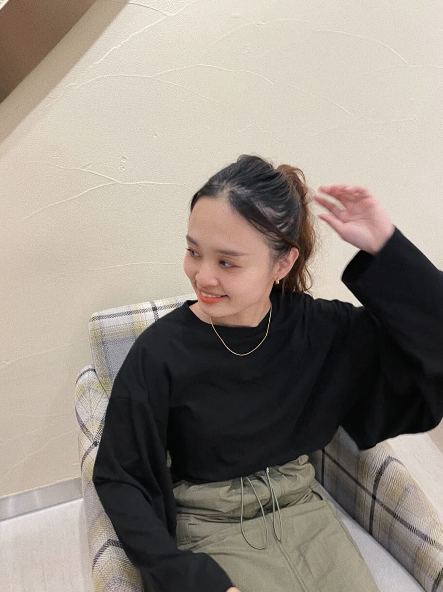 ブラック系のTシャツ/カットソー、ベージュ系のスカートを着用したレディースの秋コーディネートの5枚目の写真