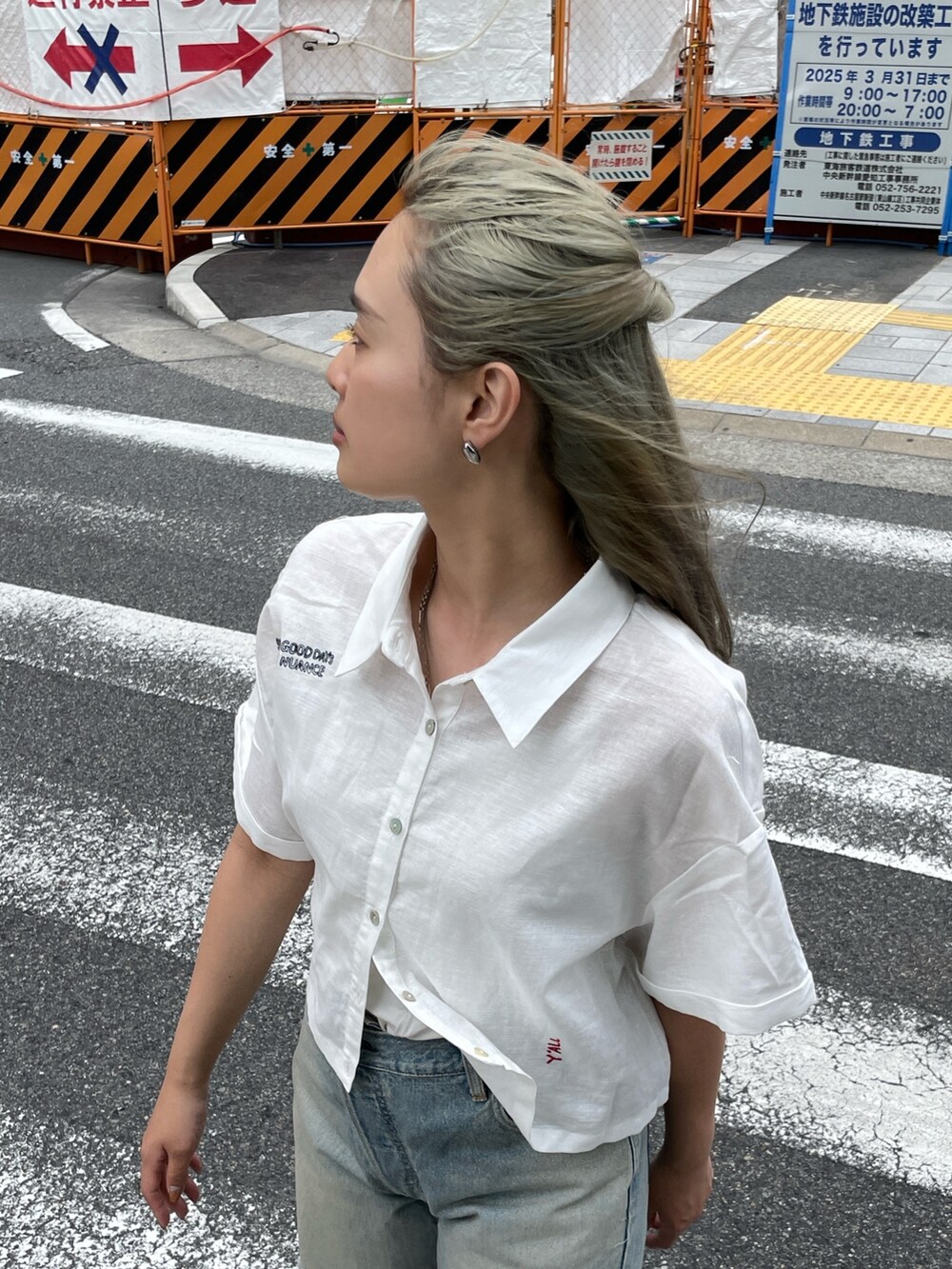シルバー系のサンダル、ブルー系のデニムパンツ、ホワイト系のシャツ/ブラウスを着用したレディースの夏コーディネートの3枚目の写真