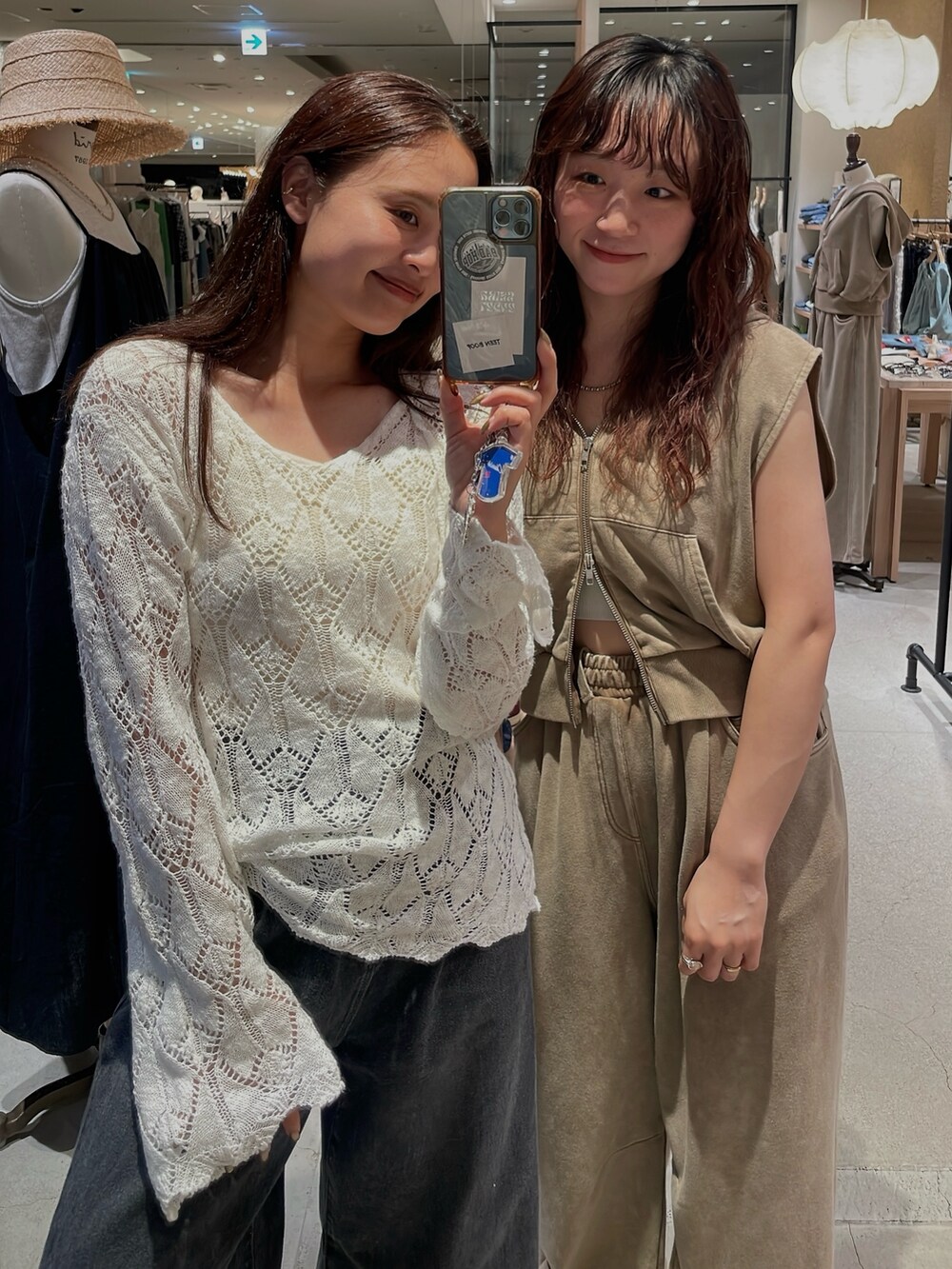 ホワイト系のニット/セーター、ブラック系のデニムパンツ、グレー系のパーカーを着用したレディースの夏コーディネートの2枚目の写真