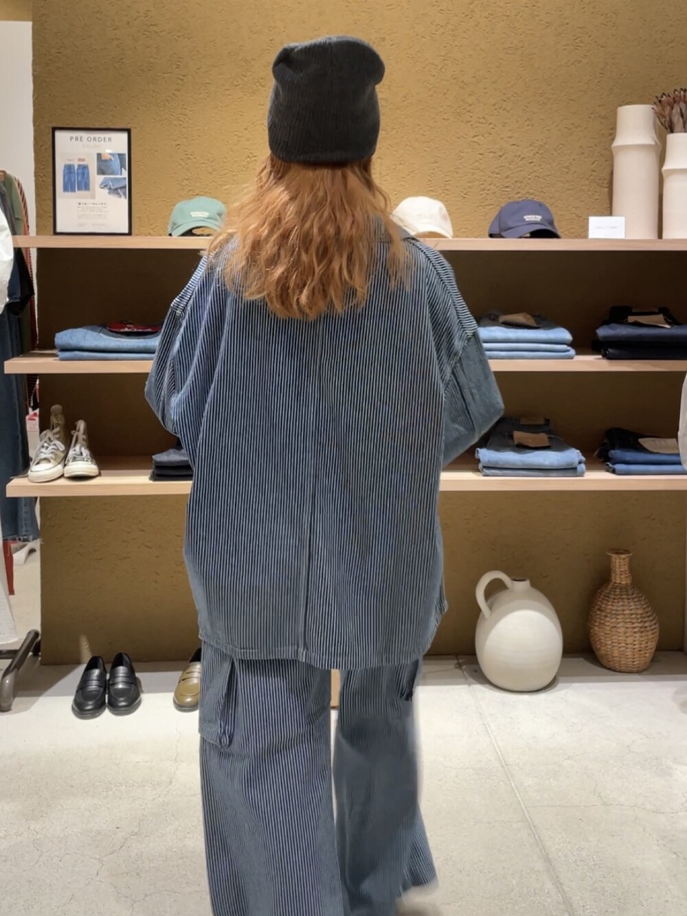 その他のブルゾン、その他のデニムパンツ、グレー系のニットキャップ/ビーニーを着用したレディースの秋コーディネートの2枚目の写真