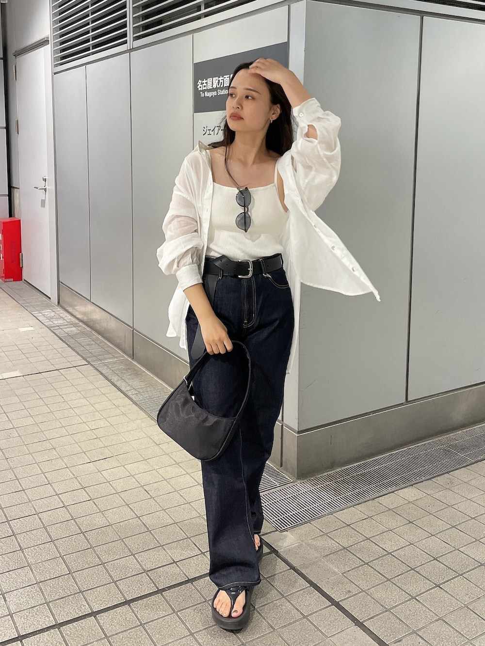 ホワイト系のシャツ/ブラウス、ホワイト系のキャミソール、ブルー系のデニムパンツを着用したレディースの夏コーディネートの2枚目の写真