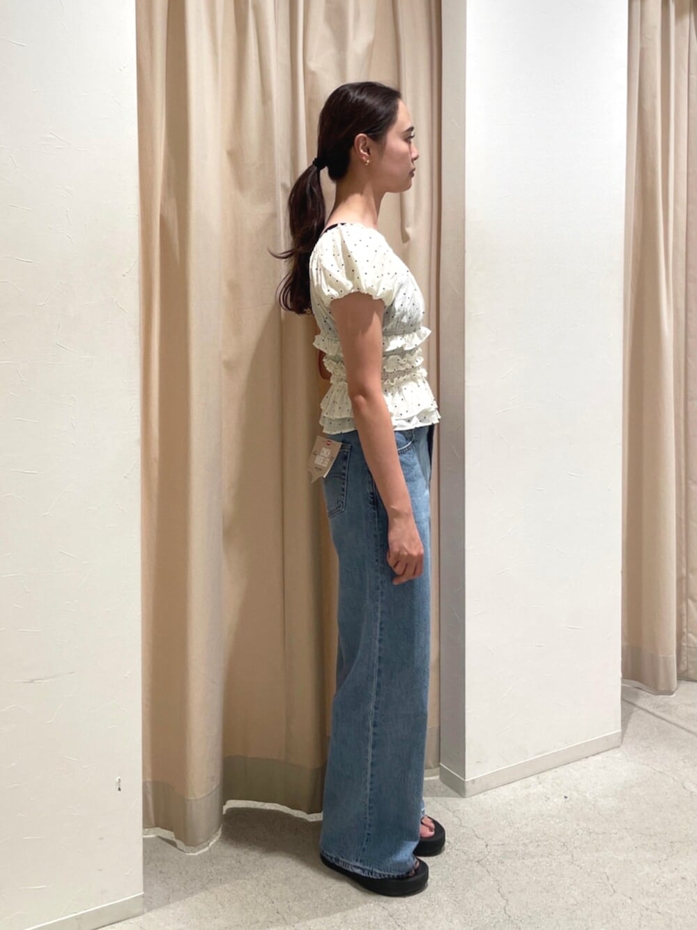 ブルー系のデニムパンツ、その他のシャツ/ブラウス、ブラック系のキャミソールを着用したレディースの夏コーディネートの2枚目の写真