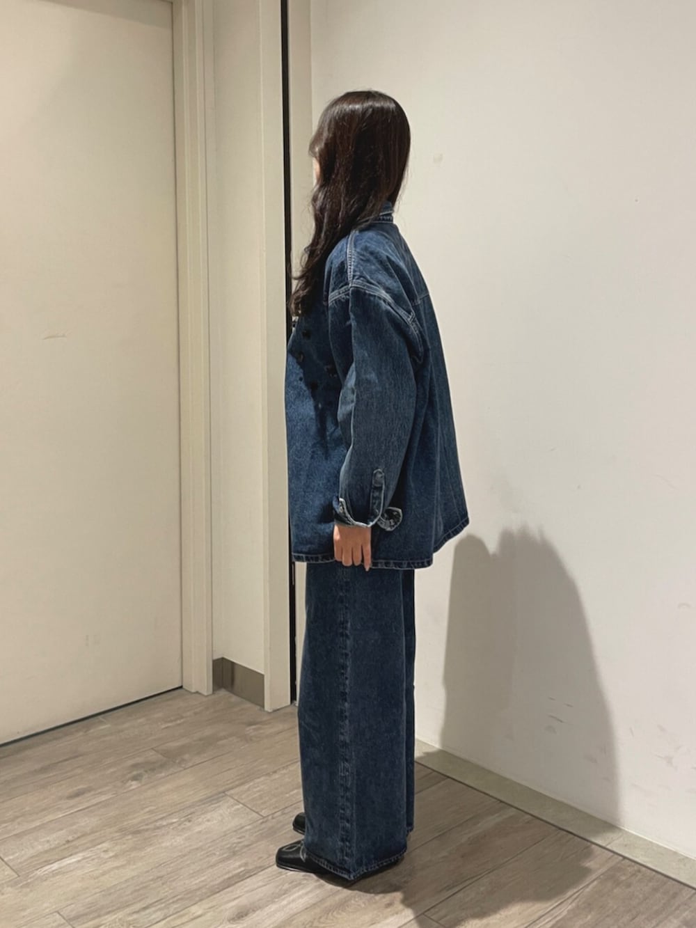 ブラック系のその他シューズ、ブルー系のデニムパンツ、ブルー系のシャツ/ブラウスを着用したレディースの夏コーディネートの2枚目の写真