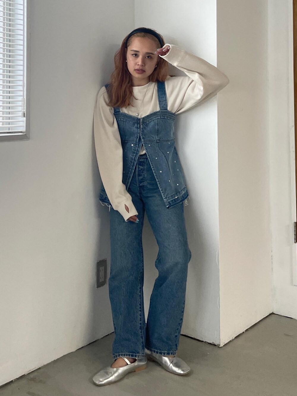 ブルー系のタンクトップ、ホワイト系のTシャツ/カットソー、ブルー系のデニムパンツを着用したレディースの夏コーディネートの5枚目の写真
