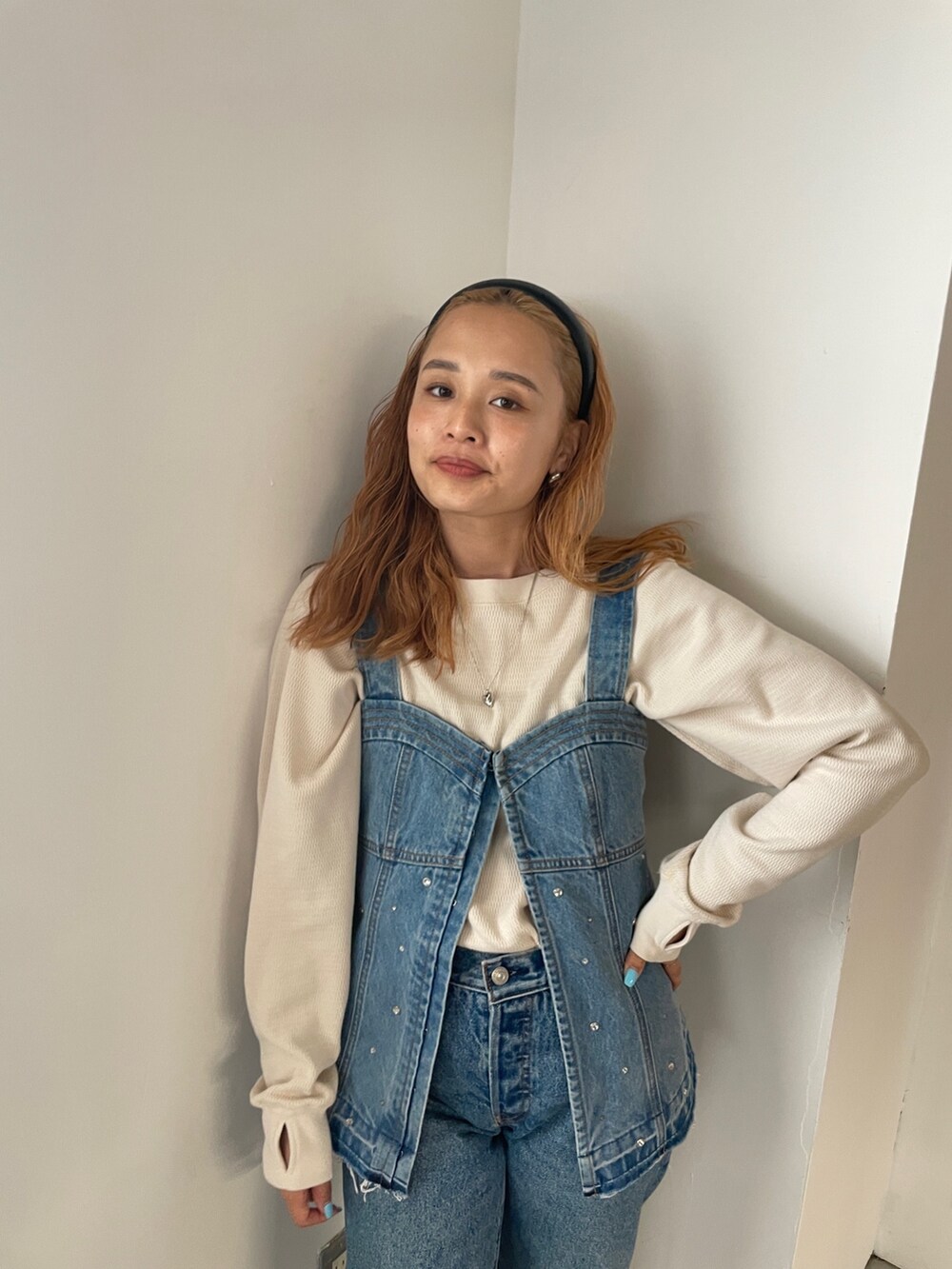 ブルー系のタンクトップ、ホワイト系のTシャツ/カットソー、ブルー系のデニムパンツを着用したレディースの夏コーディネートの3枚目の写真