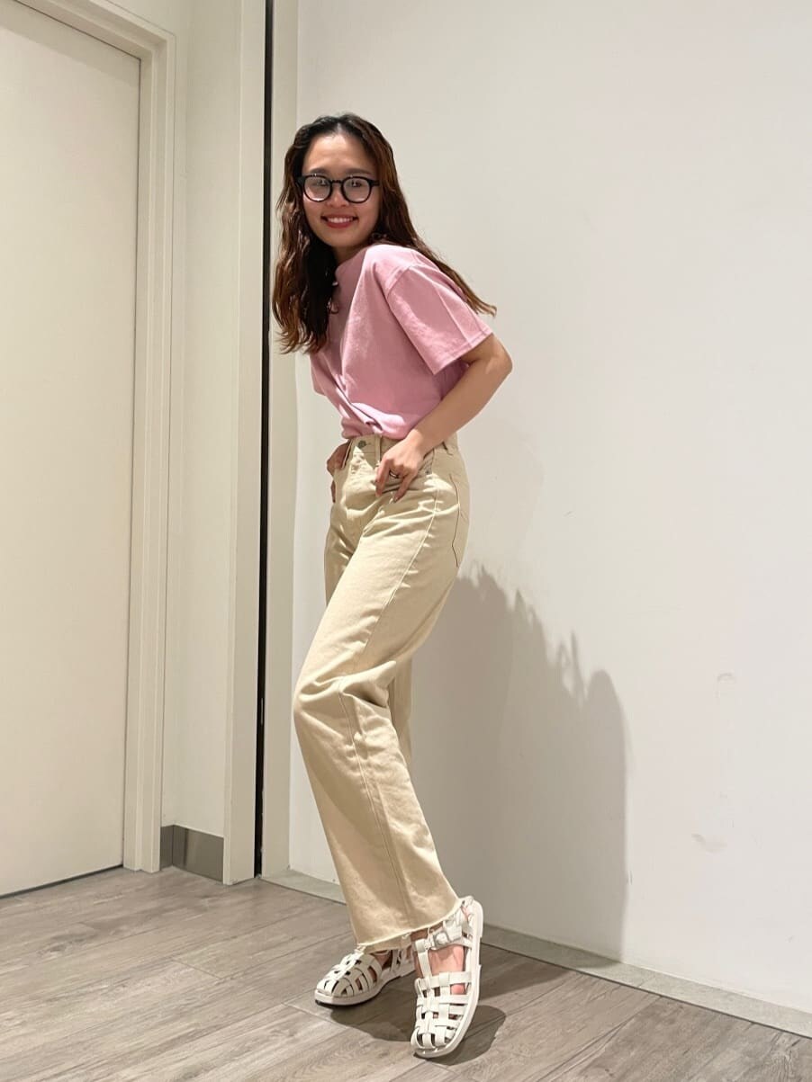 ホワイト系のデニムパンツ、ホワイト系のサンダル、ピンク系のTシャツ/カットソーを着用したレディースの春コーディネートの6枚目の写真