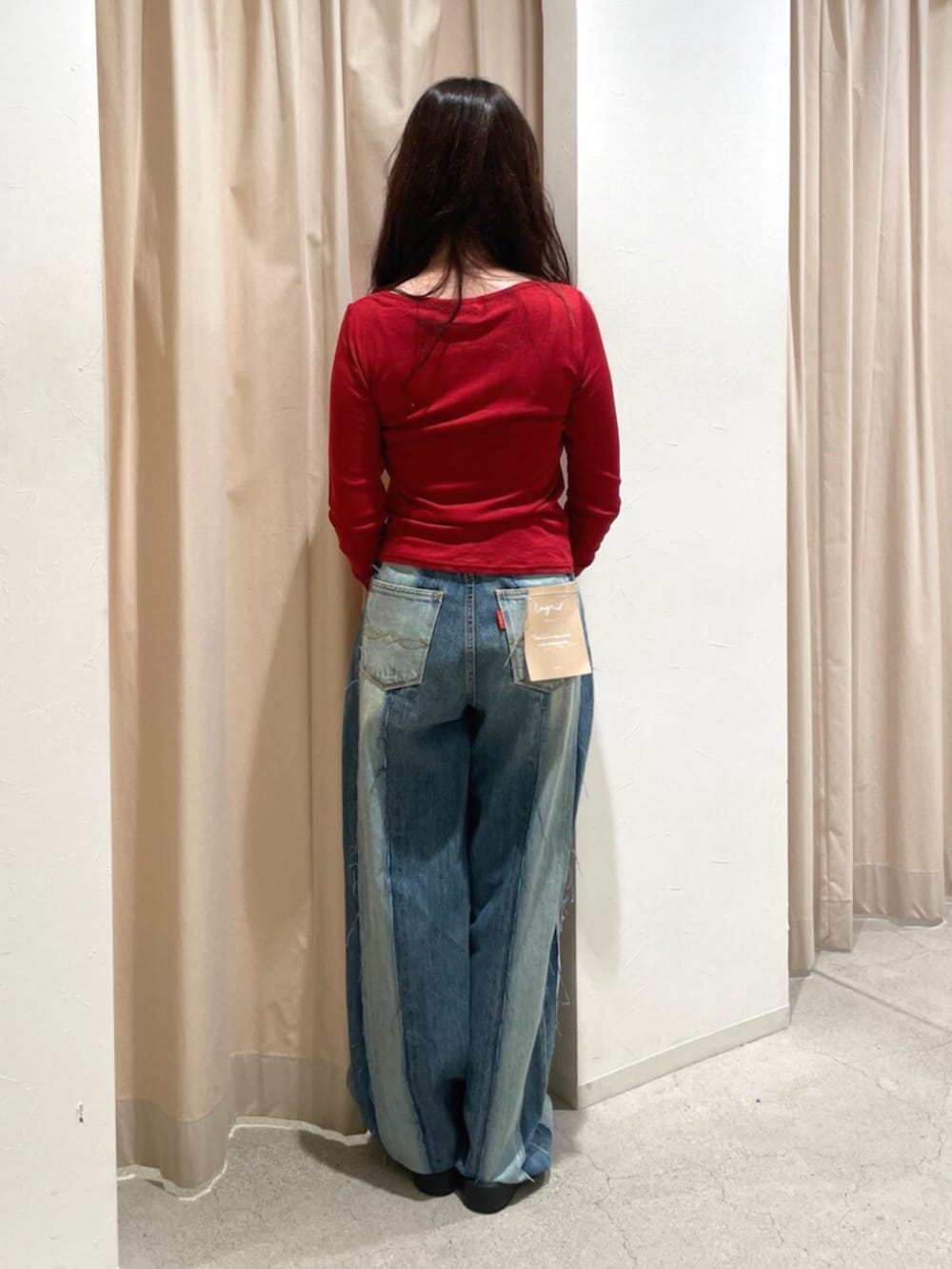 レッド系のカーディガン/ボレロ、ブルー系のデニムパンツ、ブラック系のメガネを着用したレディースの夏コーディネートの3枚目の写真