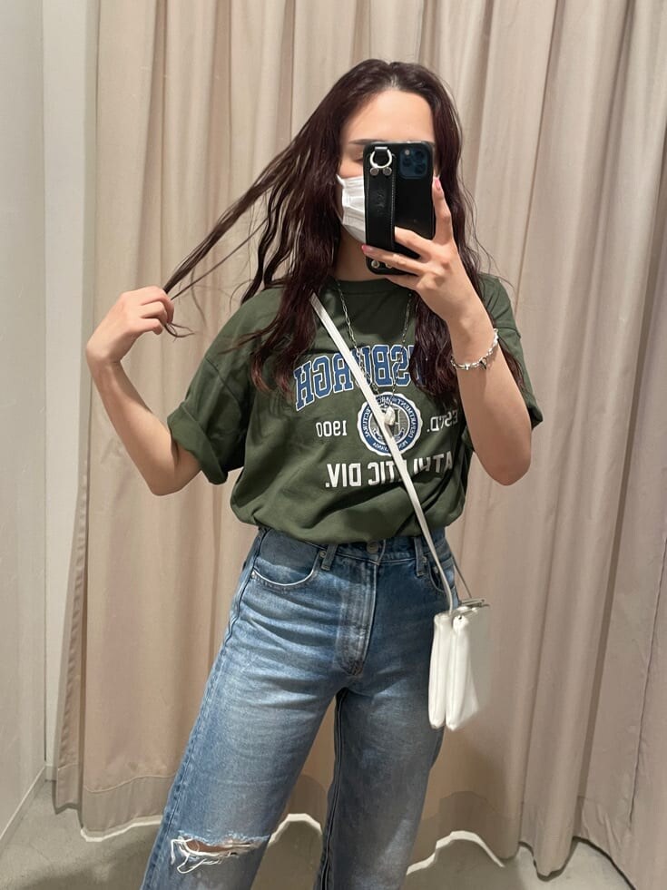 ホワイト系のサンダル、ブルー系のデニムパンツ、ホワイト系のショルダーバッグを着用したレディースの春コーディネートの4枚目の写真