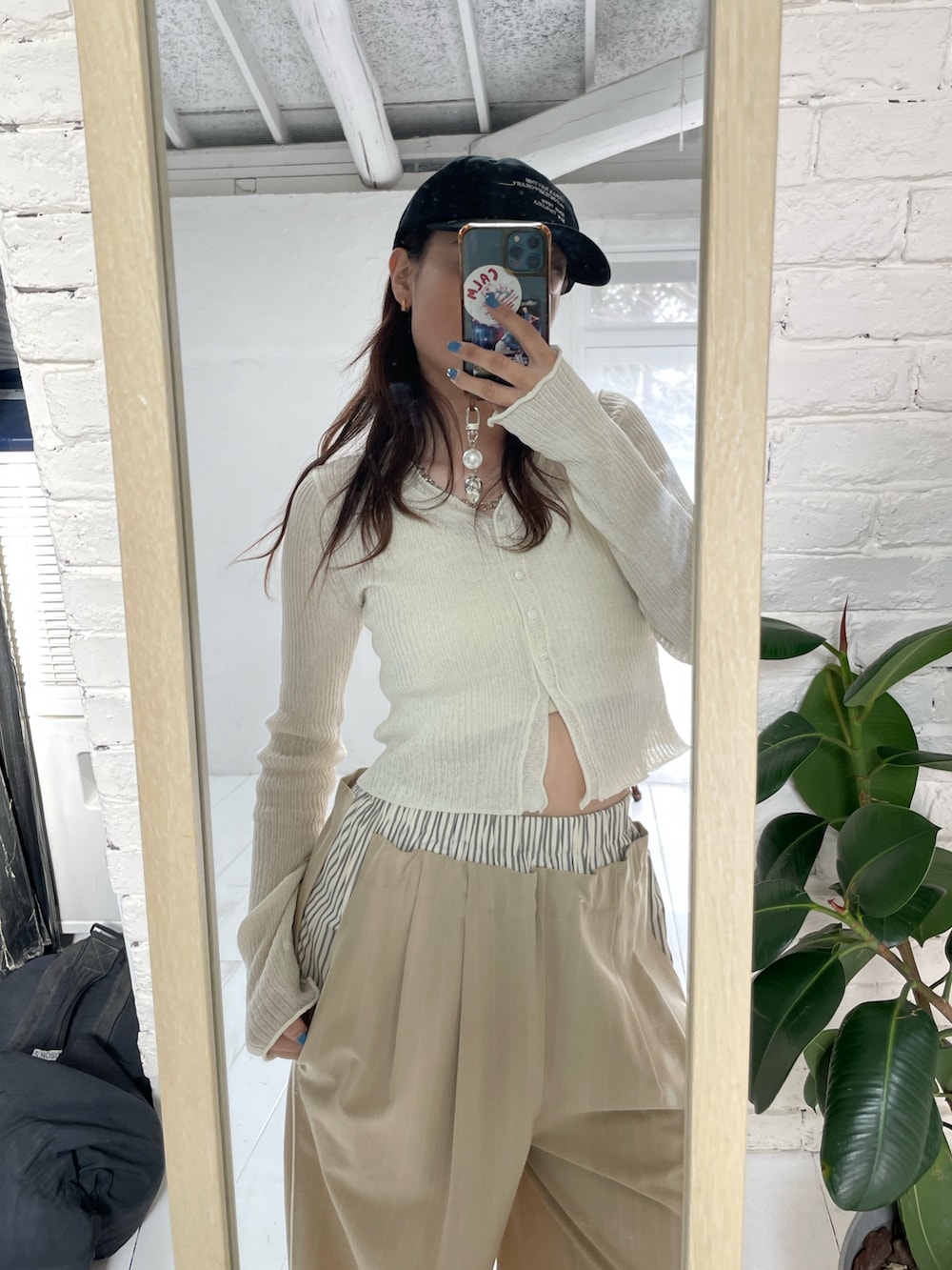 ベージュ系のその他パンツ、ホワイト系のカーディガン/ボレロを着用したレディースの春コーディネートの3枚目の写真