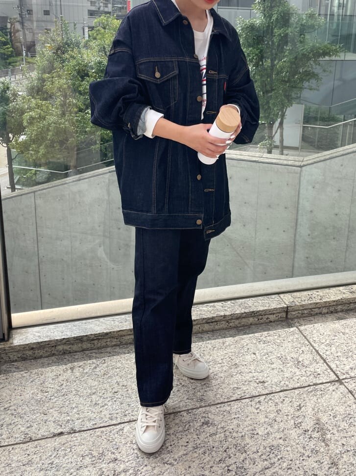 ブルー系のデニムジャケット、ブルー系のデニムパンツ、ホワイト系のTシャツ/カットソーを着用したレディースの夏コーディネートの5枚目の写真