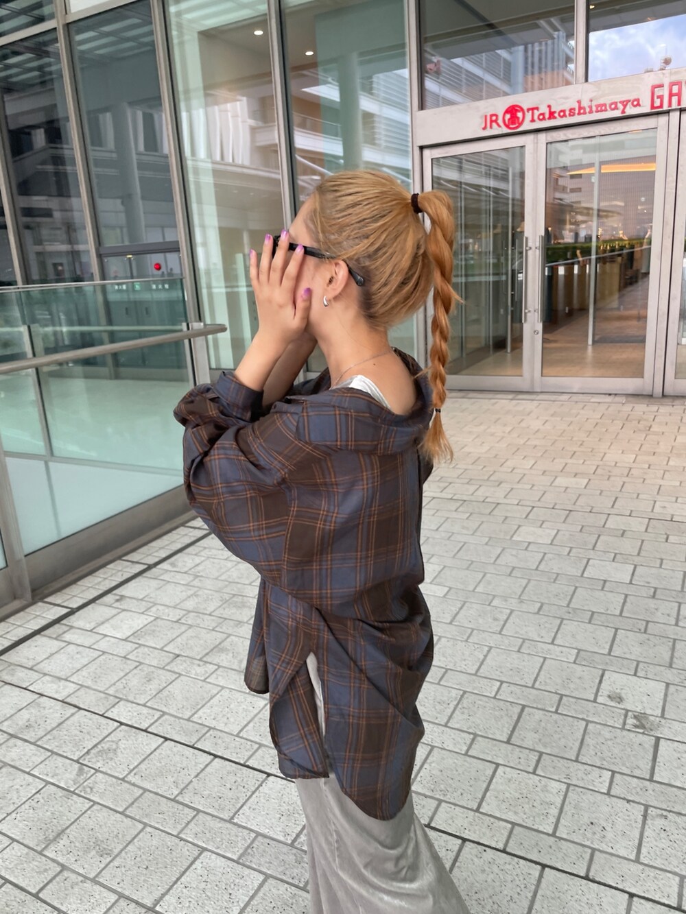 ブラウン系のシャツ/ブラウス、グレー系のワンピース、ホワイト系のスニーカーを着用したレディースの夏コーディネートの6枚目の写真