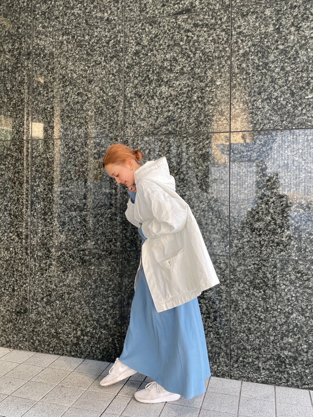 ホワイト系のブルゾンを着用したレディースの冬コーディネートの7枚目の写真