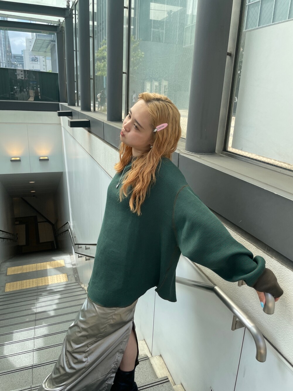 シルバー系のスカート、グリーン系のTシャツ/カットソーを着用したレディースの夏コーディネートの8枚目の写真