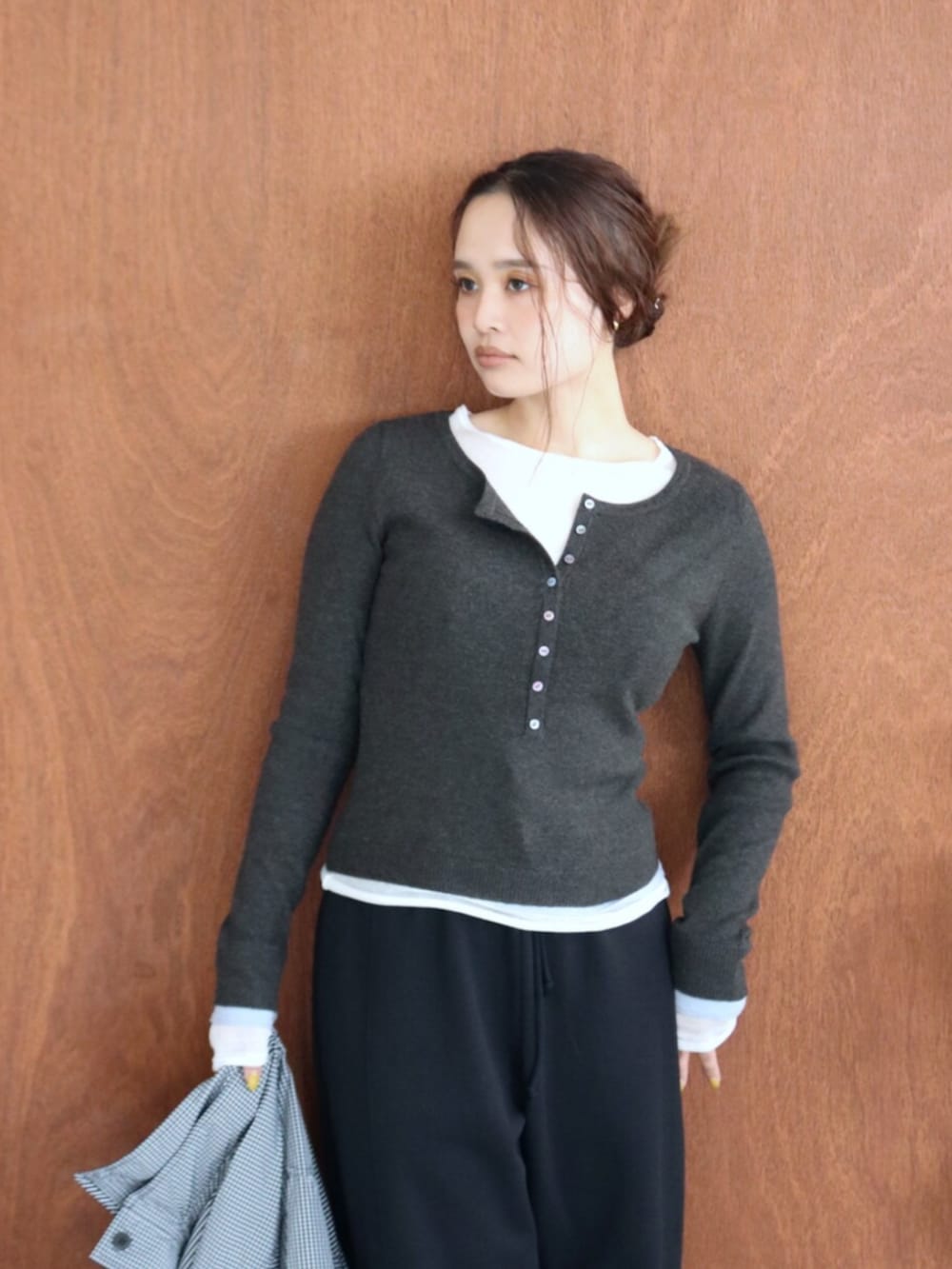 ブラック系のその他パンツ、その他のブルゾン、グレー系のニット/セーターを着用したレディースの夏コーディネートの5枚目の写真