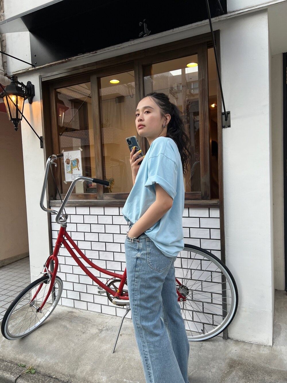 ブルー系のTシャツ/カットソー、ブルー系のデニムパンツ、シルバー系のサンダルを着用したレディースの春コーディネートの3枚目の写真