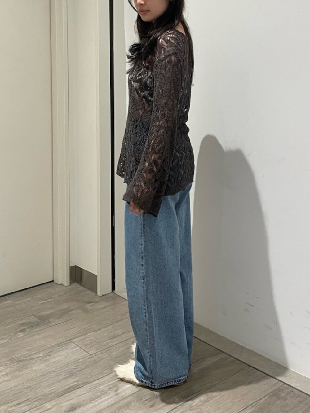 ブルー系のデニムパンツ、ホワイト系のその他シューズ、グレー系のニット/セーターを着用したレディースの夏コーディネートの2枚目の写真