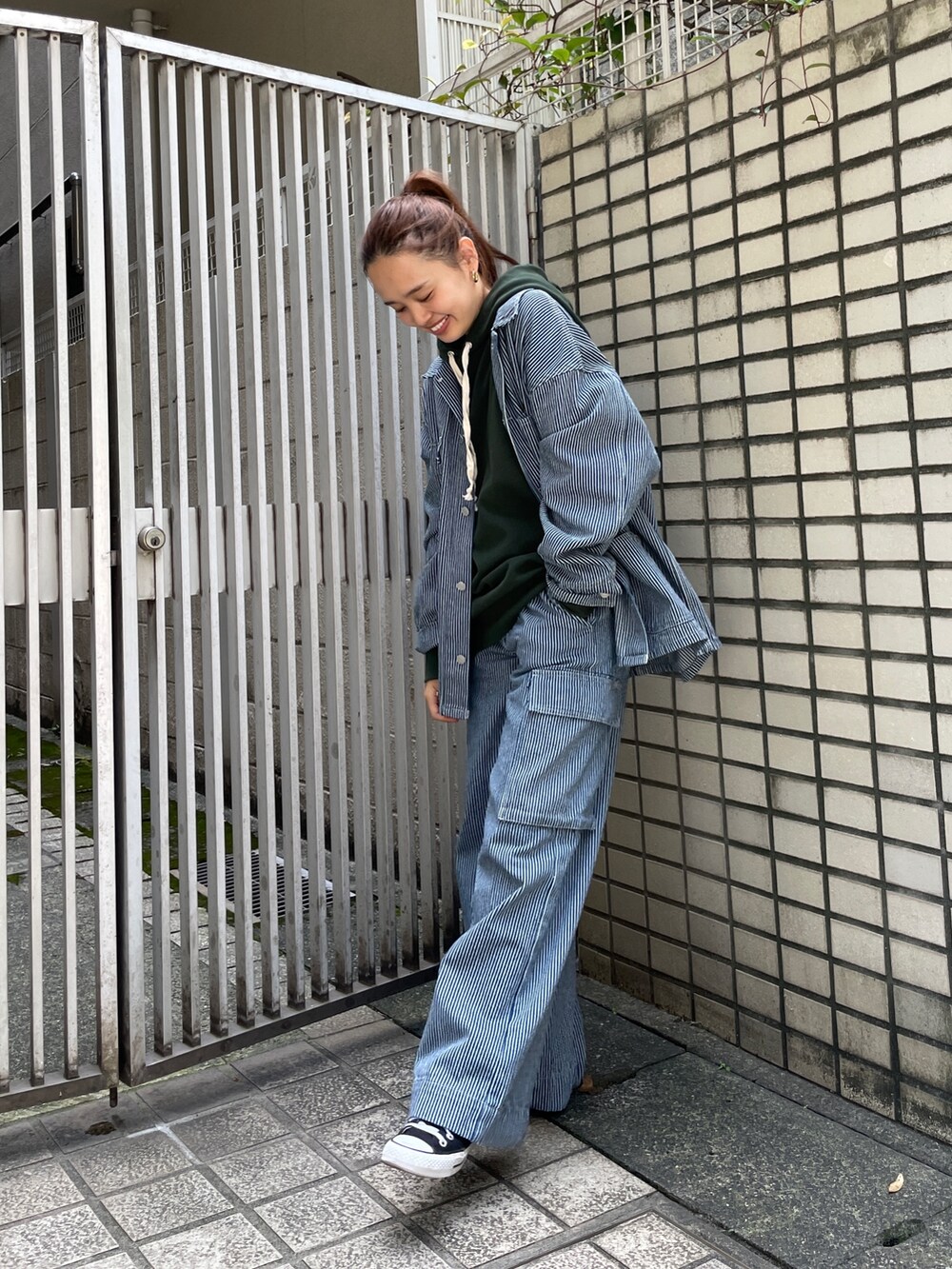 その他のブルゾン、その他のデニムパンツ、グリーン系のパーカーを着用したレディースの夏コーディネートの3枚目の写真