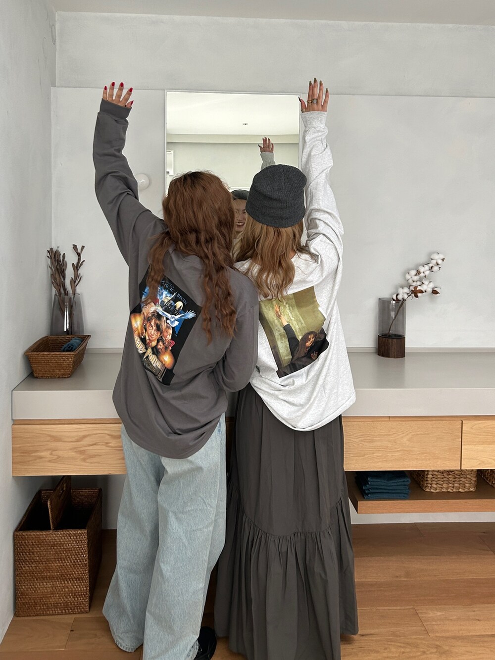 グレー系のTシャツ/カットソー、グレー系のTシャツ/カットソー、ブルー系のデニムパンツを着用したレディースの秋コーディネートの2枚目の写真