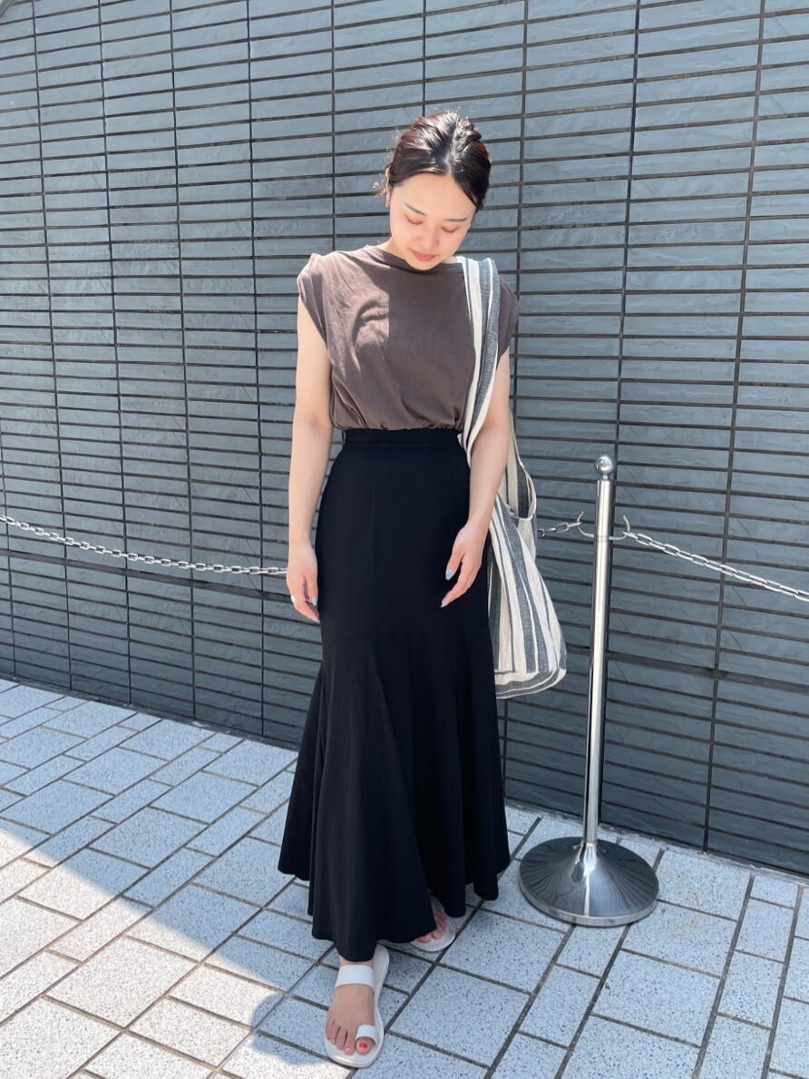ホワイト系のサンダル、ブラウン系のタンクトップ、ブラック系のスカートを着用したレディースの夏コーディネートの5枚目の写真