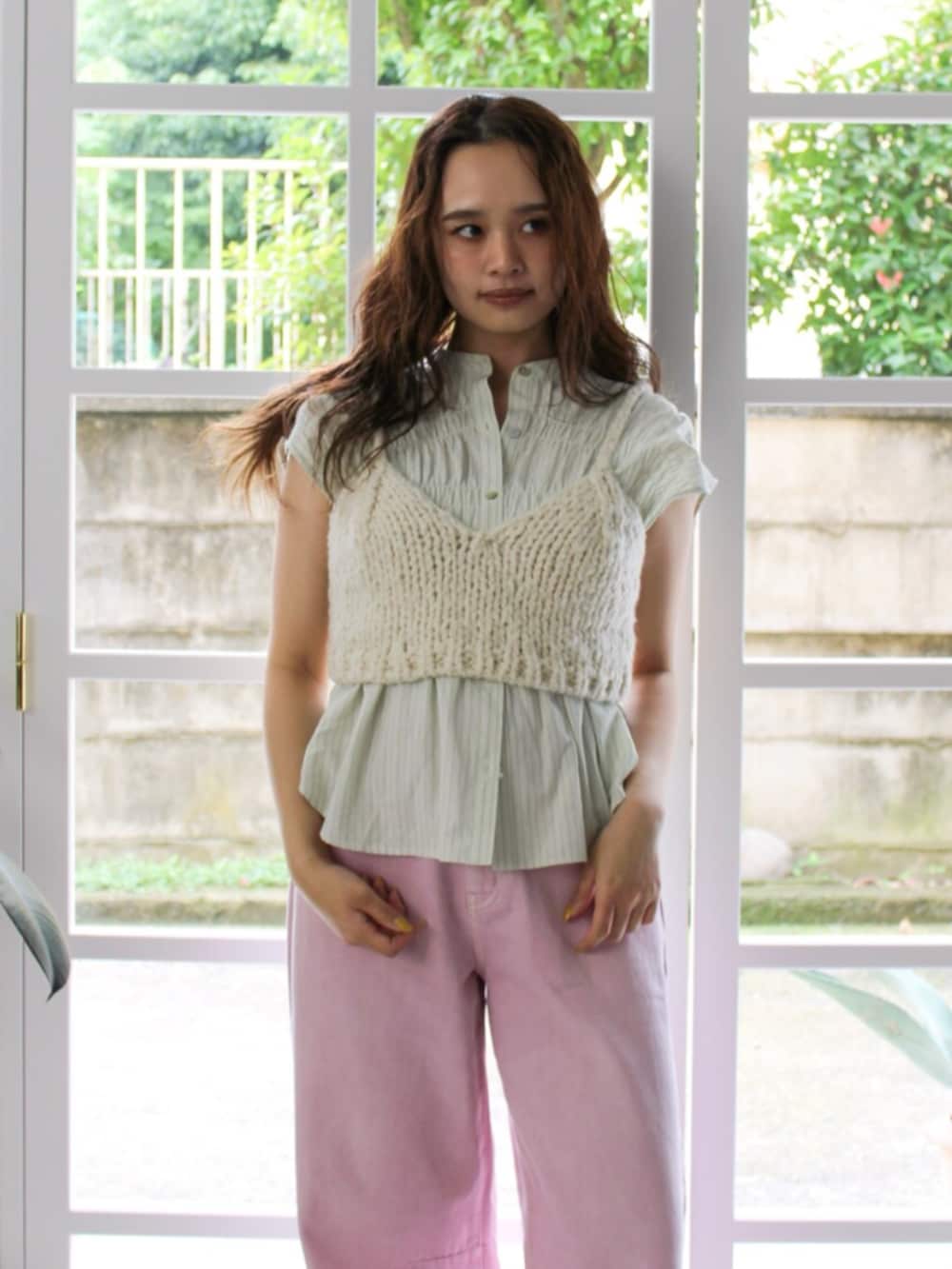 ピンク系のデニムパンツ、ホワイト系のキャミソール、グリーン系のシャツ/ブラウスを着用したレディースの夏コーディネートの4枚目の写真
