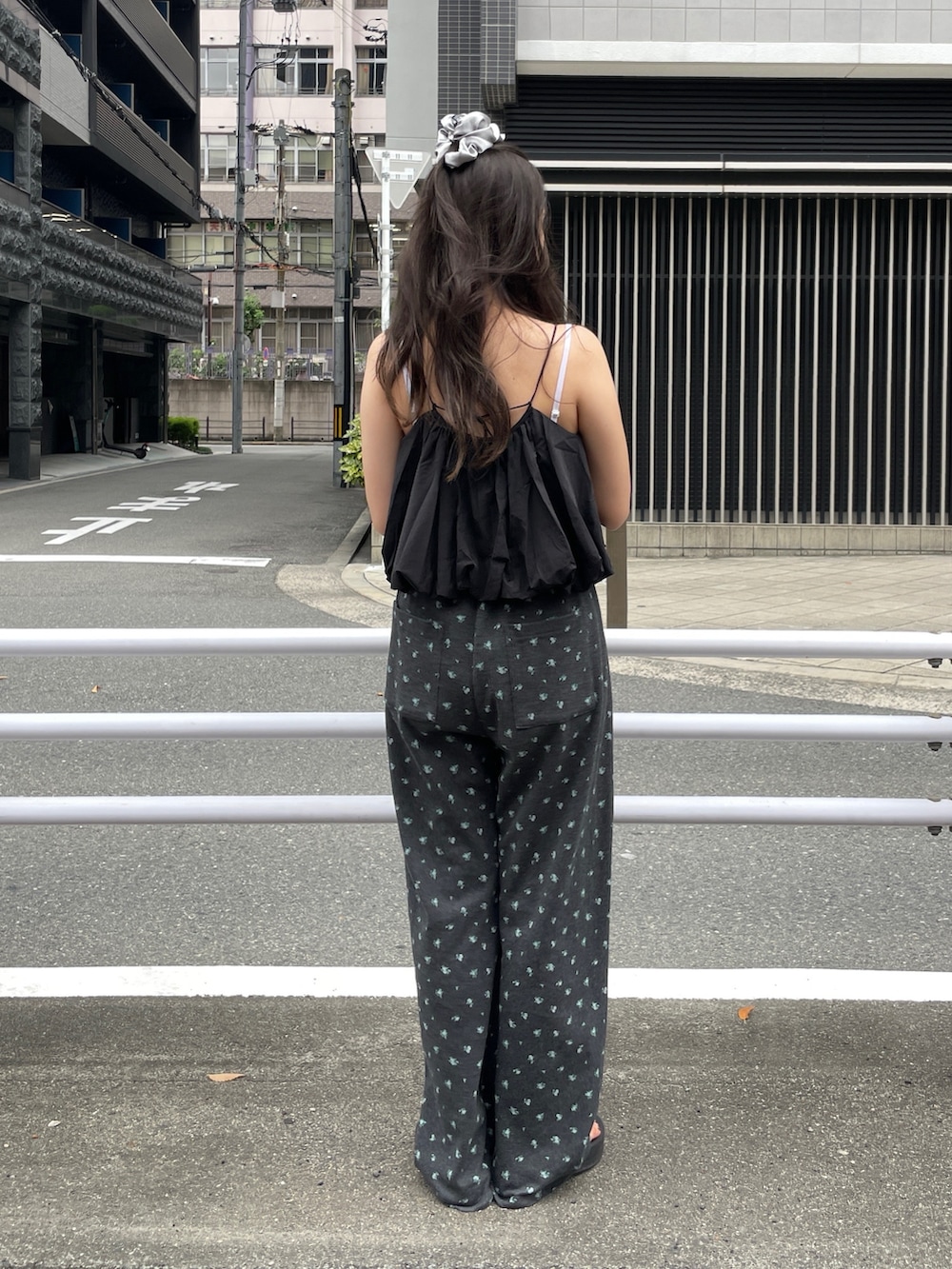 グレー系のその他パンツ、ブラック系のキャミソールを着用したレディースの夏コーディネートの2枚目の写真