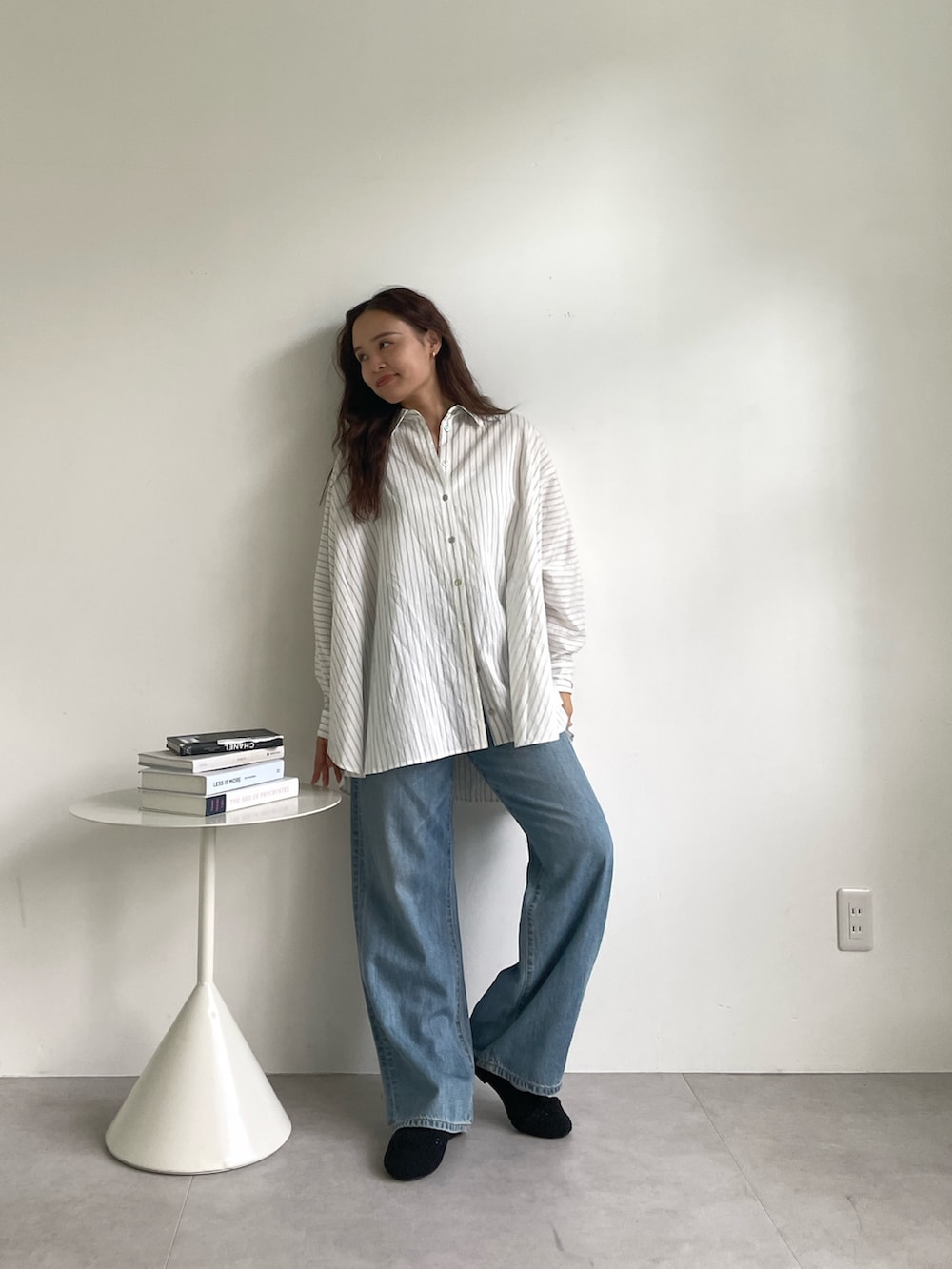 ホワイト系のシャツ/ブラウス、ブルー系のデニムパンツを着用したレディースの秋コーディネートの2枚目の写真