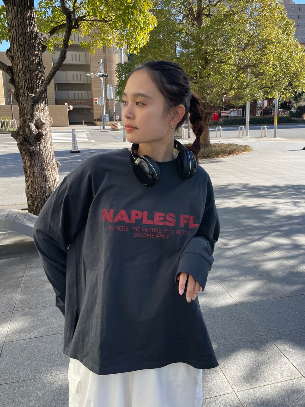 グレー系のTシャツ/カットソー、ピンク系のカーゴパンツ、ホワイト系のスニーカーを着用したレディースの冬コーディネートの7枚目の写真