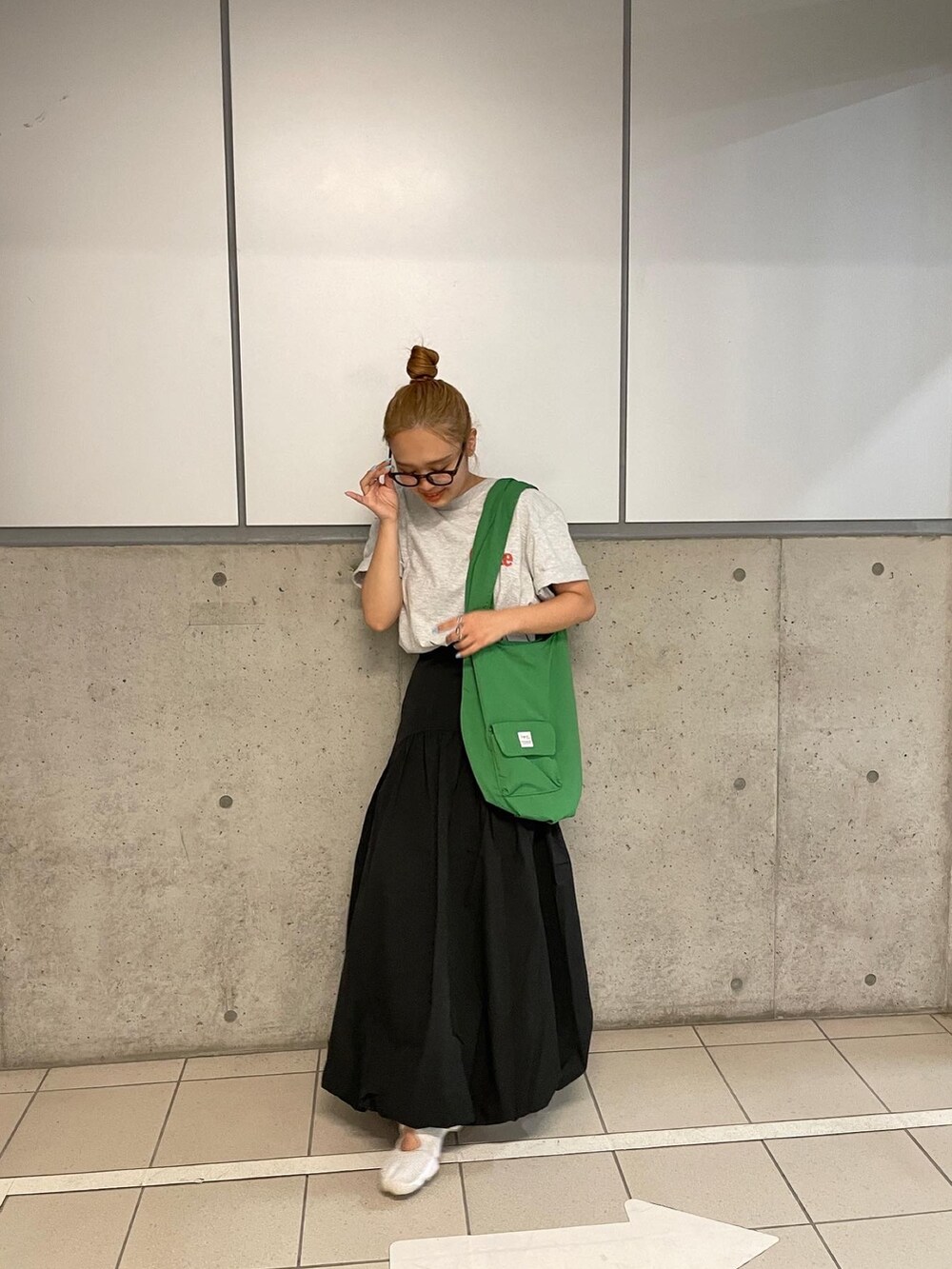 グレー系のTシャツ/カットソー、ブラック系のスカートを着用したレディースの夏コーディネートの3枚目の写真