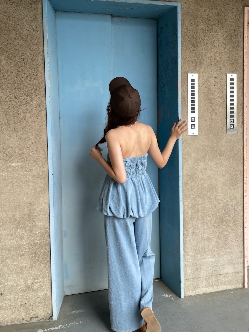 ブルー系のチューブトップ、ブルー系のデニムパンツを着用したレディースの春コーディネートの6枚目の写真