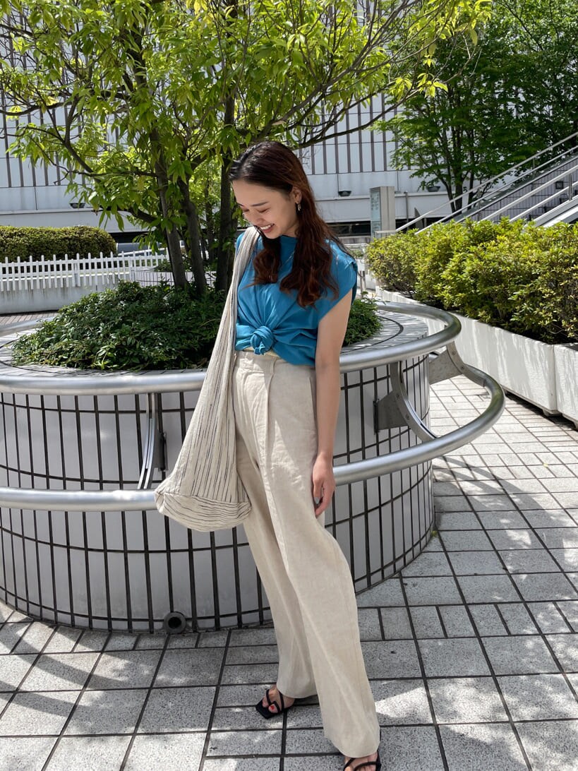 ブラック系のサンダル、ホワイト系のその他パンツ、その他のハンドバッグを着用したレディースの夏コーディネートの2枚目の写真