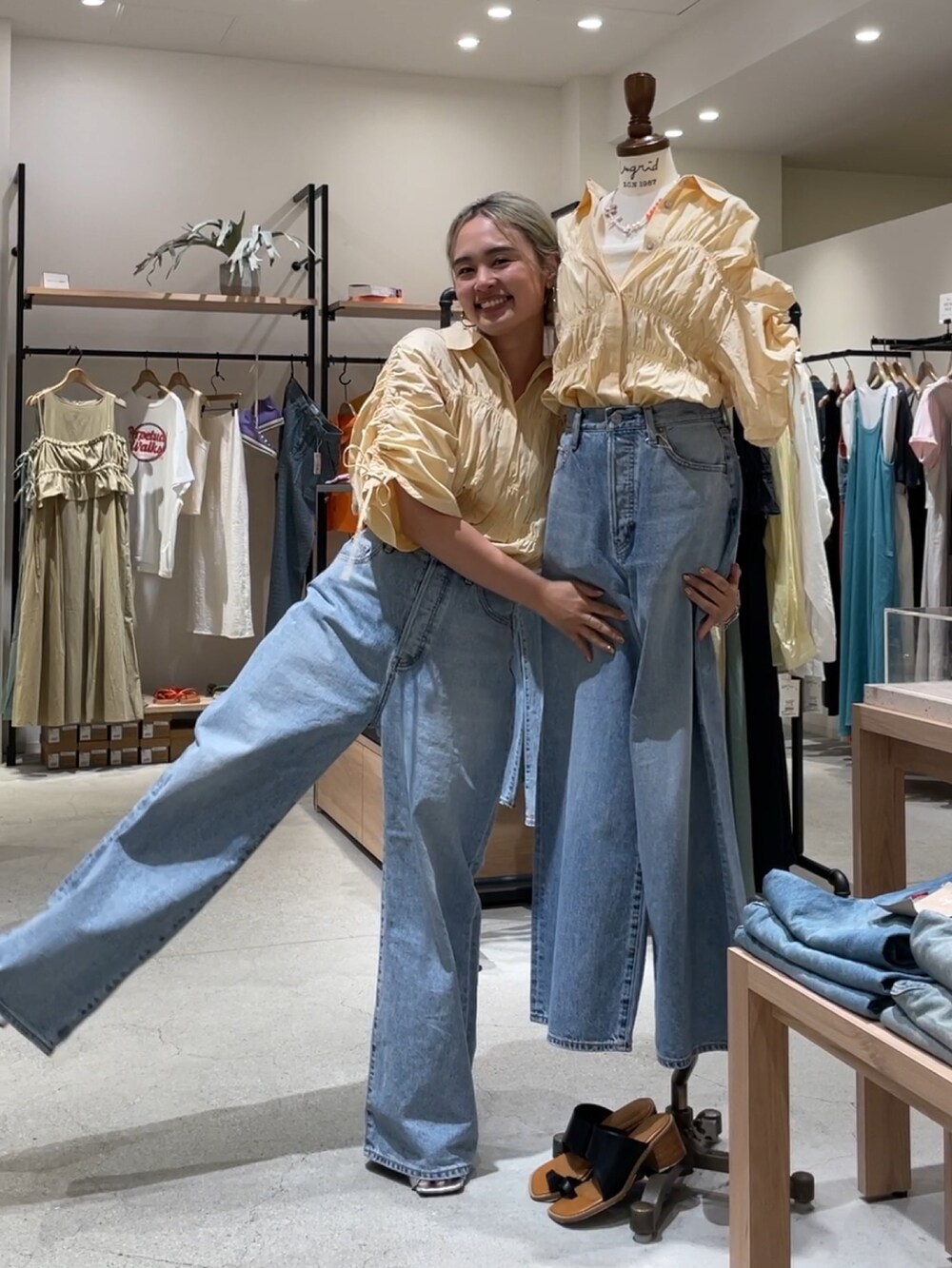 ブルー系のデニムパンツ、シルバー系のサンダル、イエロー系のシャツ/ブラウスを着用したレディースの夏コーディネートの2枚目の写真