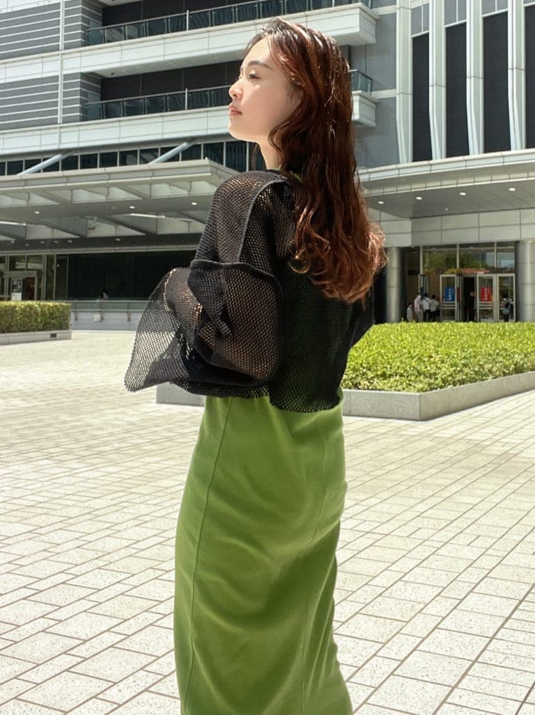 ブラック系のサンダル、ブラック系のTシャツ/カットソー、グリーン系のワンピースを着用したレディースの春コーディネートの7枚目の写真