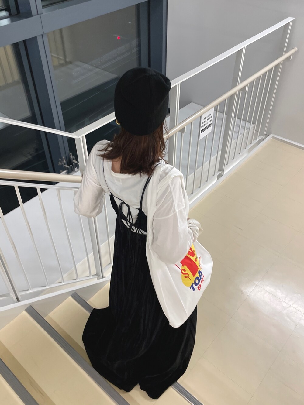 ホワイト系のTシャツ/カットソー、ブラック系のワンピース、ホワイト系のエコバッグ/サブバッグを着用したレディースの冬コーディネートの8枚目の写真