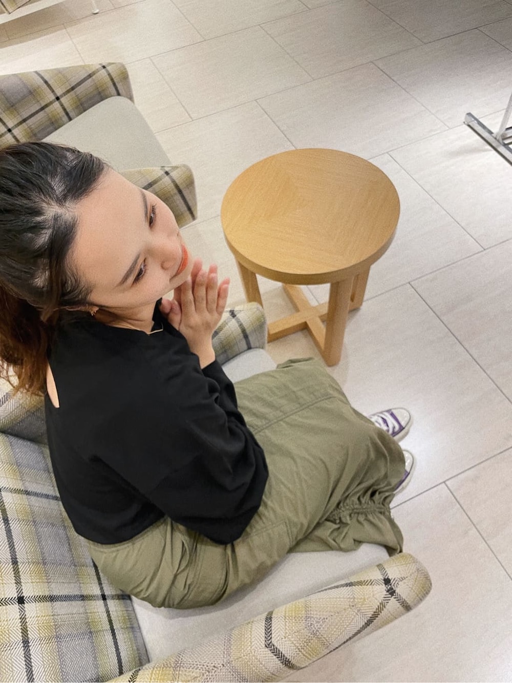 ブラック系のTシャツ/カットソー、ベージュ系のスカートを着用したレディースの秋コーディネートの3枚目の写真