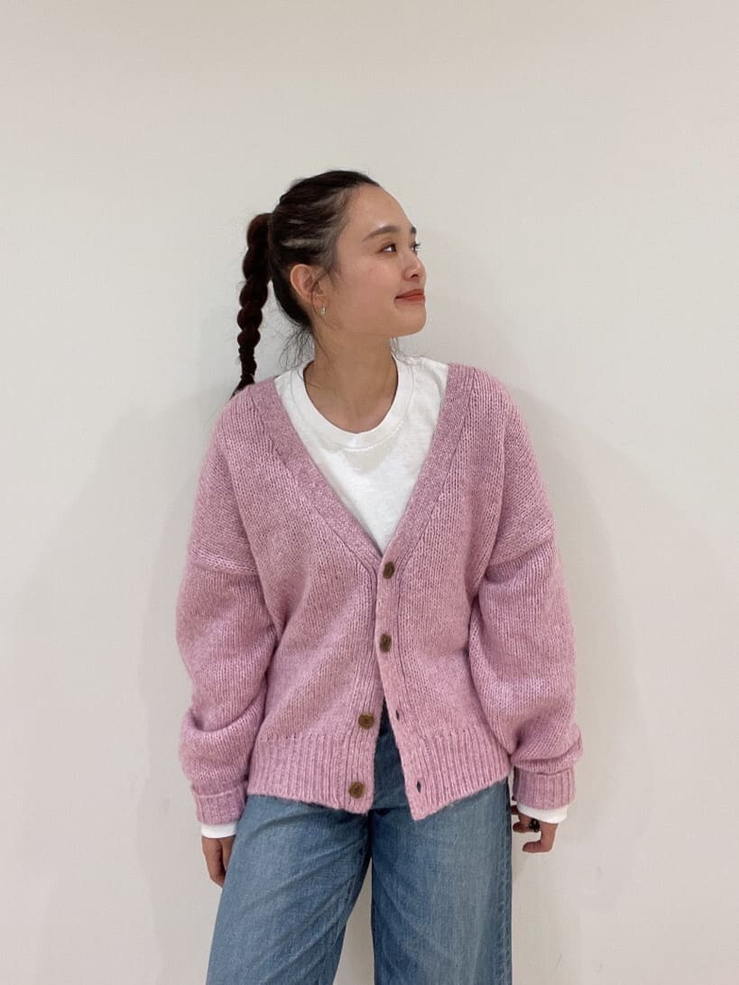 ブルー系のデニムパンツ、ホワイト系のTシャツ/カットソー、ブルー系のデニムパンツを着用したレディースの秋コーディネートの2枚目の写真