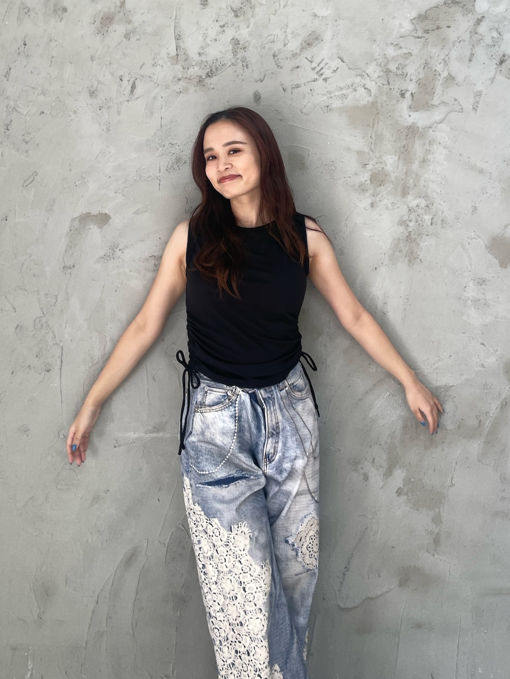 ブルー系のデニムパンツ、ブラック系の水着を着用したレディースの春コーディネートの6枚目の写真