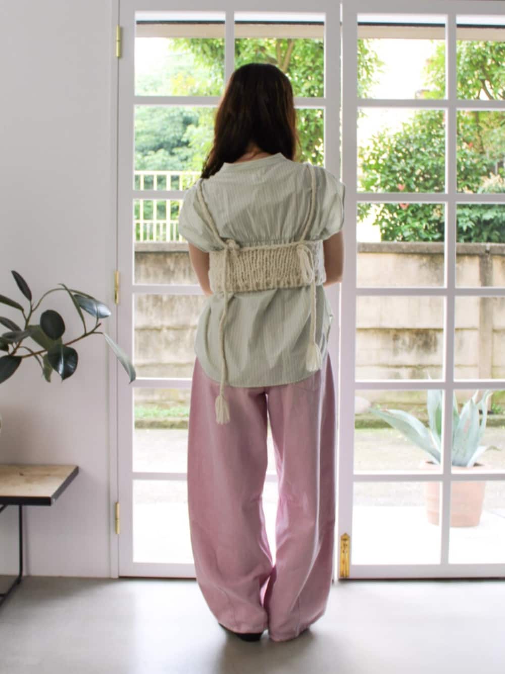 ピンク系のデニムパンツ、ホワイト系のキャミソール、グリーン系のシャツ/ブラウスを着用したレディースの夏コーディネートの3枚目の写真