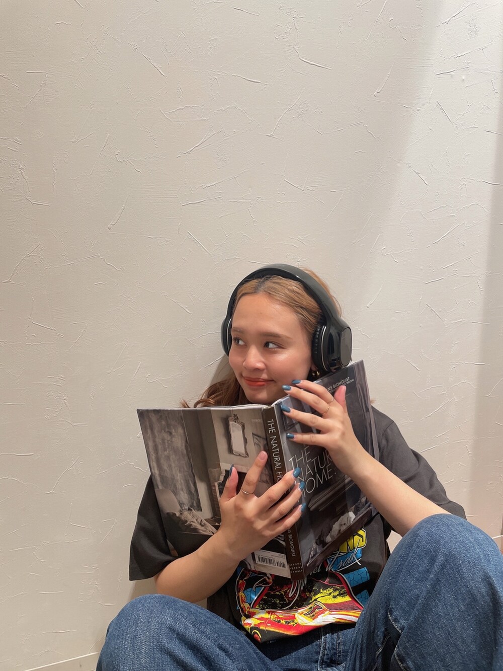 ブルー系のデニムパンツ、グレー系のTシャツ/カットソーを着用したレディースの春コーディネートの2枚目の写真