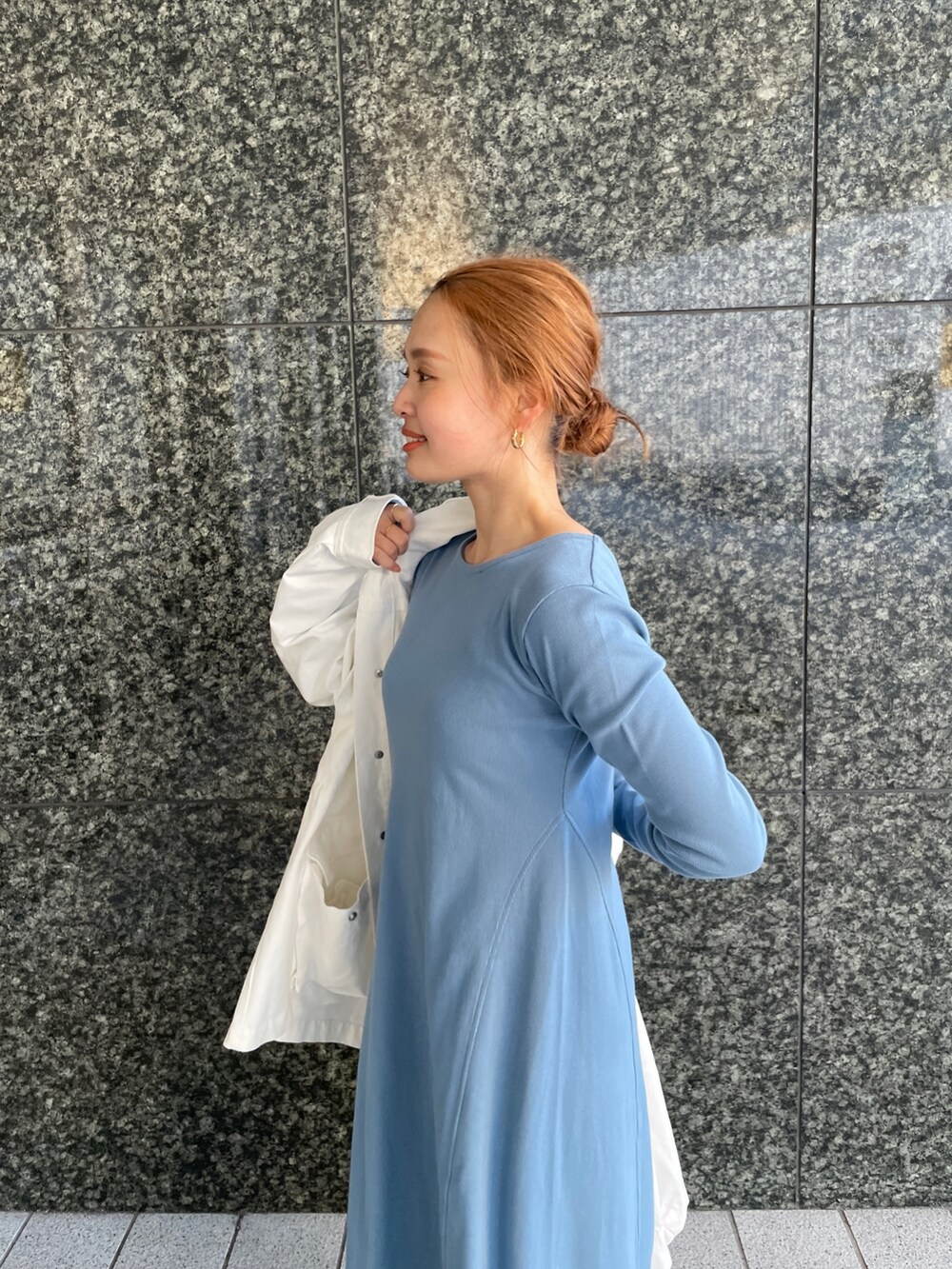 ホワイト系のブルゾンを着用したレディースの冬コーディネートの5枚目の写真