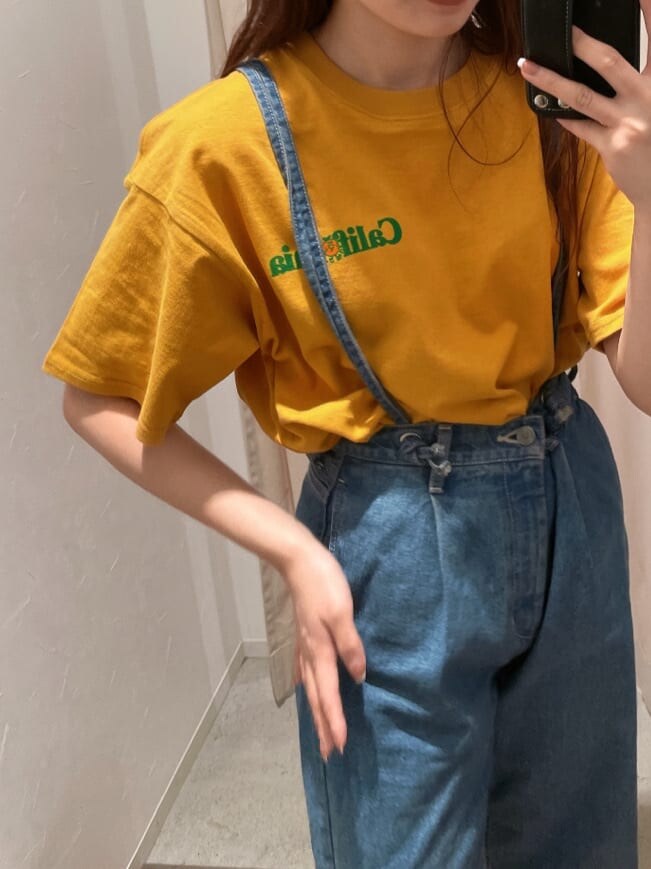 ブルー系のデニムパンツ、イエロー系のTシャツ/カットソーを着用したレディースの春コーディネートの2枚目の写真