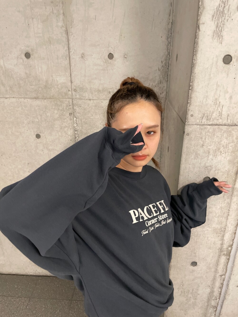 グレー系のスウェット、ブルー系のデニムパンツ、ホワイト系のスニーカーを着用したレディースの夏コーディネートの5枚目の写真